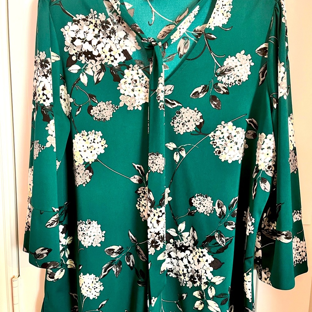 Worthington Emerald green print tunic work blouse. XL Great career wear.